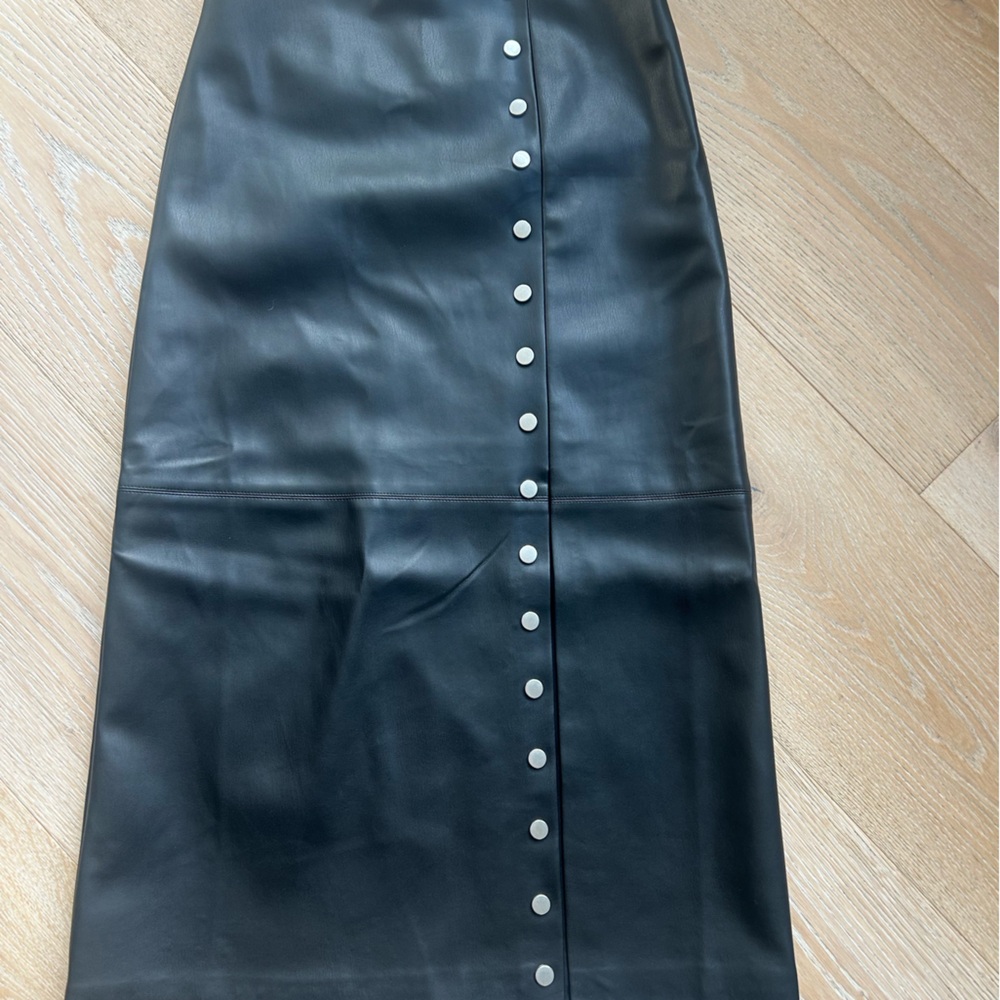 Evereve Faux leather skirt with silver grommets size 25